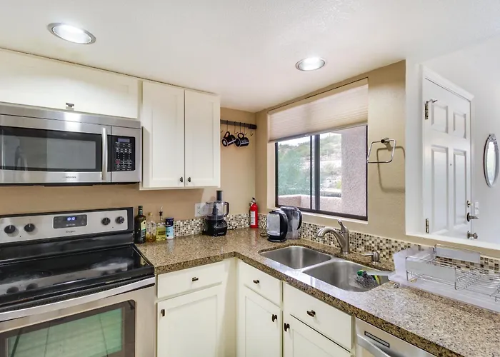 Escape W/ Outdoor Community Pool & Hot Tub! Holiday home *