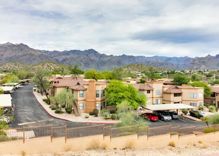 Escape W/ Outdoor Community Pool & Hot Tub!