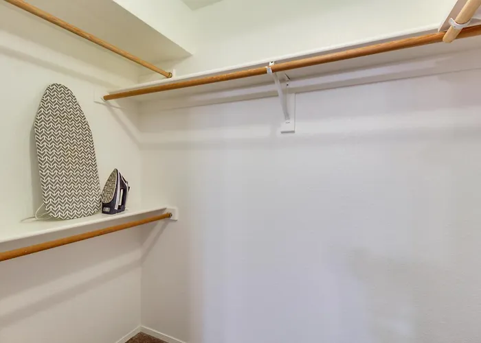 Holiday home Escape W/ Outdoor Community Pool & Hot Tub!