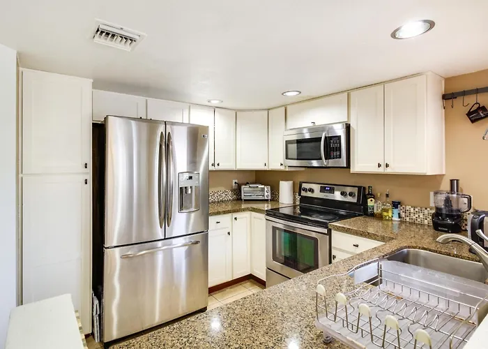 Escape W/ Outdoor Community Pool & Hot Tub! Holiday home *
